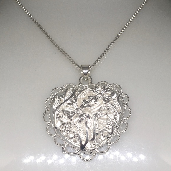 Rare Silver Heart W/Crosses & Wire Design & Loops Along Trim Of Pendant Necklace - Picture 4 of 6
